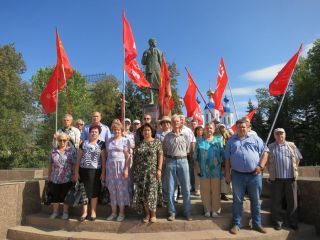 Коммунисты Тамбова возложили венки и цветы к памятнику Зое Космодемьянской
