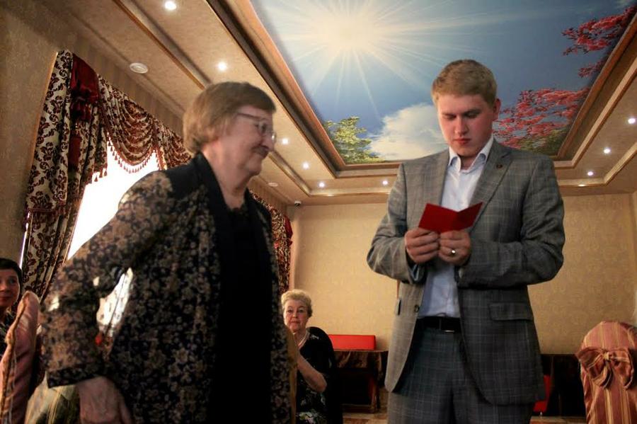 Лидер свердловского комсомола Д.А. Курочкин поздравил ветеранов Великой Отечественной войны, тружеников тыла и 