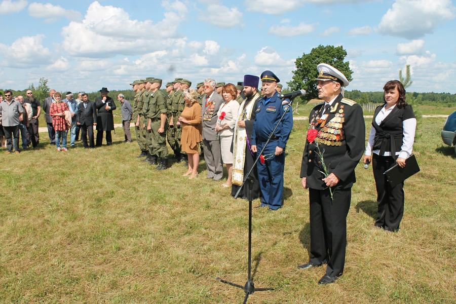 Псковская область. Останки 47 воинов Великой Отечественной войны захоронили на братском комплексе у «Линии Сталина»