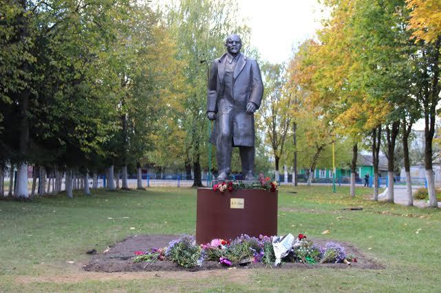 Брянская область. В Дятьковском районе на территории Любохонской средней школы открыли памятник В.И. Ленину