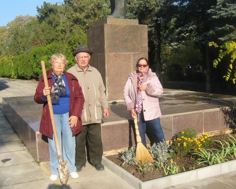 Республика Крым. Коммунисты Евпатории продолжают приводить в порядок памятники советской эпохи