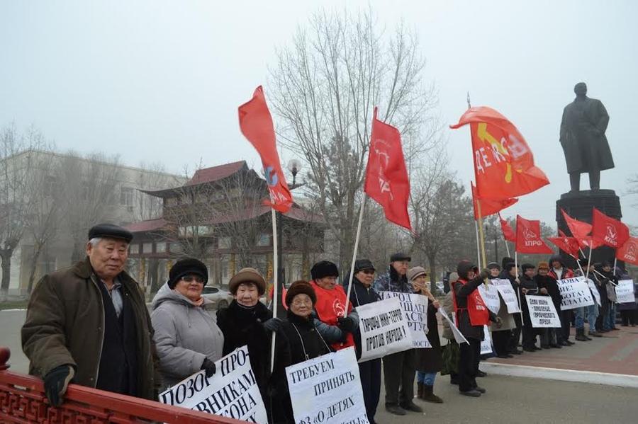 В столице Калмыкии городе Элисте прошел пикет детей войны и коммунистов