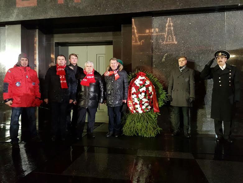 Делегация ЦК КПРФ возложила венок и цветы к Мавзолею В.И. Ленина и памятнику И.В. Сталину