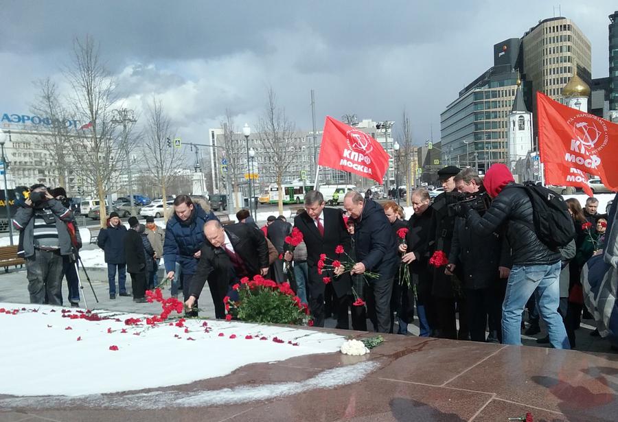 Г.А. Зюганов возложил цветы к памятнику Максиму Горькому в Москве