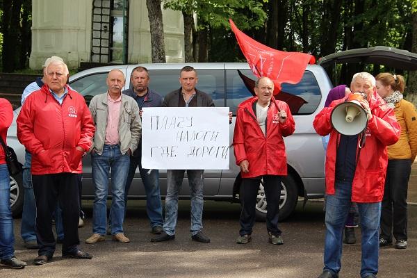Новгородская область. Жители поселка Демянск пришли на митинг КПРФ за достойную жизнь