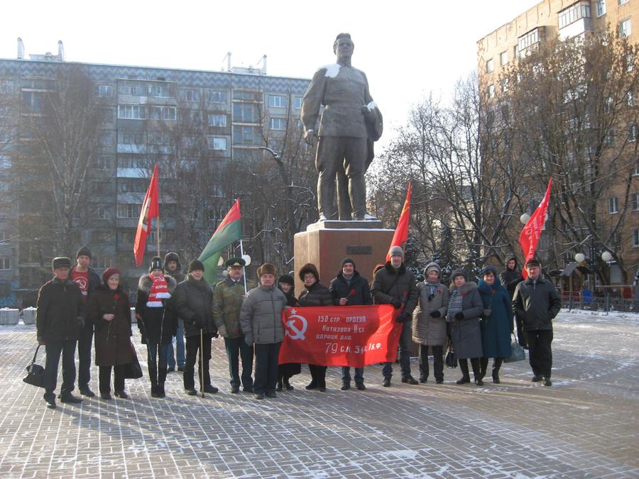 В Калуге коммунисты возложили цветы к к Вечному Огню и памятнику Гергию Жукову